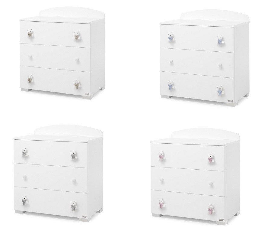 Erbesi Comò Tato capiente ed elegante è realizzato con soli materiali Made In Italy. Il comò è utile per riporre tutto il necessario per il bambino e va a completare la linea Tato. Puoi scegliere i colori disponibili: tortora, grigio, celeste e rosa.