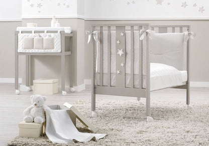 Erbesi Lettino Mini è realizzato con soli materiali Made In Italy per assicurare il benessere del bambino. Mini è caratterizzata da linee semplici e pulite, adatta a qualsiasi tipo di genitore.