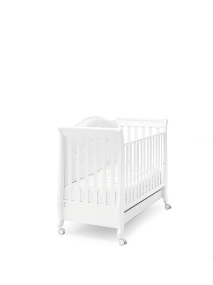 Erbesi Lettino Divanetto Soft è l'ideale per chi è alla ricerca di uno stile classico e romantico. Erbesi da sempre utilizza solo materiali pregiati Made In Italy per garantire il benessere del bambino dalla sua nascita. Il lettino divanetto Soft è caratterizzato da un design raffinato con particolare cura e attenzione per i dettagli. Il lettino accompagnerà io bebè durante la sua crescita, infatti può essere trasformato in seguito in un elegante divanetto.