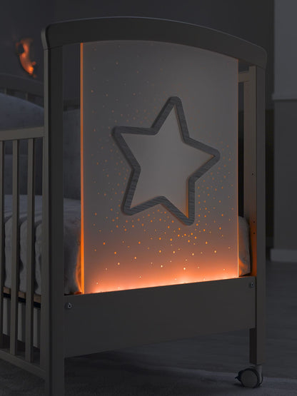 Erbesi Lettino Star è pensato e realizzato per il benessere del tuo bambino. Erbesi da sempre si prende cura dei più piccoli utilizzando solo prodotti 100% Made In Italy.  La culla Star grazie alle luci presenti sul pannello in plexiglas e all'adorabile decorazione in rilievo della stella regaleranno un'atmosfera magica e rilassate, dove rilassarti o giocare.