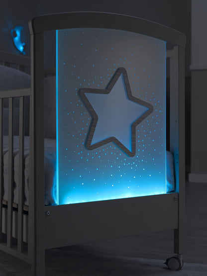 Erbesi Lettino Star è pensato e realizzato per il benessere del tuo bambino. Erbesi da sempre si prende cura dei più piccoli utilizzando solo prodotti 100% Made In Italy.  La culla Star grazie alle luci presenti sul pannello in plexiglas e all'adorabile decorazione in rilievo della stella regaleranno un'atmosfera magica e rilassate, dove rilassarti o giocare.