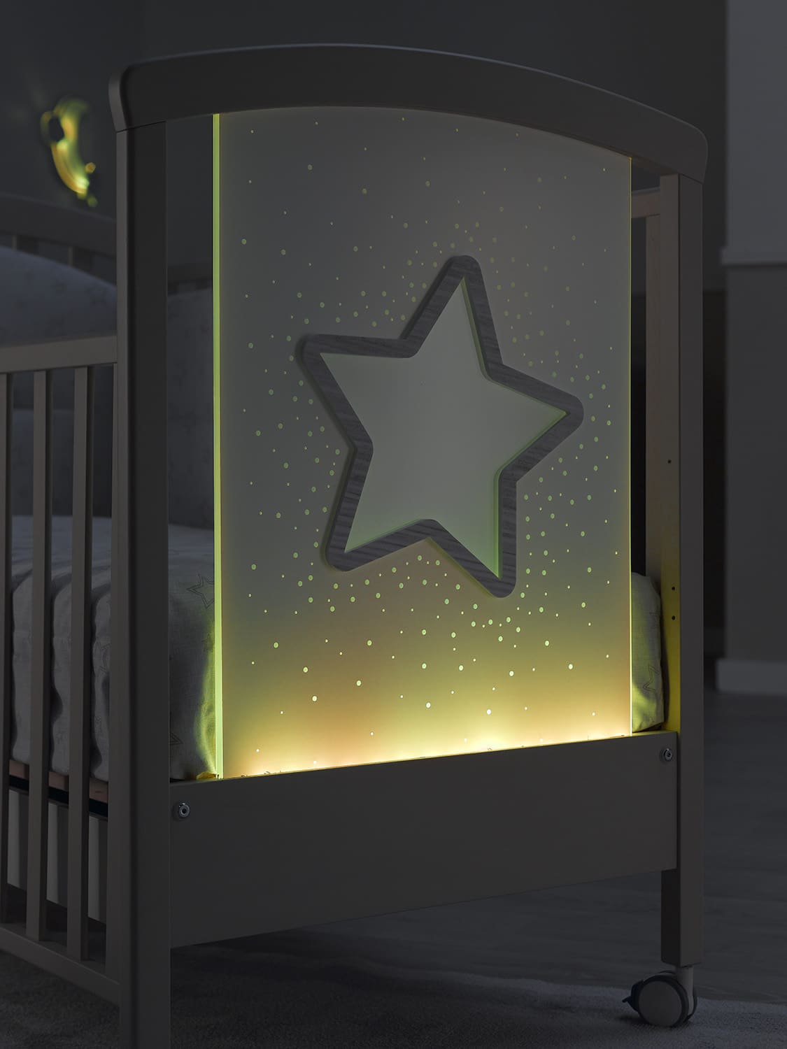 Erbesi Lettino Star è pensato e realizzato per il benessere del tuo bambino. Erbesi da sempre si prende cura dei più piccoli utilizzando solo prodotti 100% Made In Italy.  La culla Star grazie alle luci presenti sul pannello in plexiglas e all'adorabile decorazione in rilievo della stella regaleranno un'atmosfera magica e rilassate, dove rilassarti o giocare.