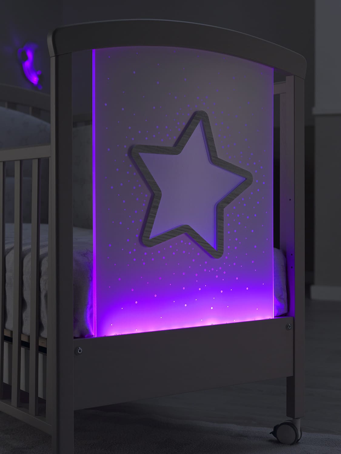 Erbesi Lettino Star è pensato e realizzato per il benessere del tuo bambino. Erbesi da sempre si prende cura dei più piccoli utilizzando solo prodotti 100% Made In Italy.  La culla Star grazie alle luci presenti sul pannello in plexiglas e all'adorabile decorazione in rilievo della stella regaleranno un'atmosfera magica e rilassate, dove rilassarti o giocare.