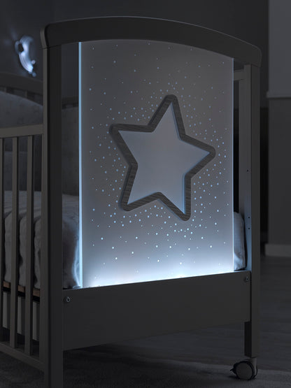 Erbesi Lettino Star è pensato e realizzato per il benessere del tuo bambino. Erbesi da sempre si prende cura dei più piccoli utilizzando solo prodotti 100% Made In Italy.  La culla Star grazie alle luci presenti sul pannello in plexiglas e all'adorabile decorazione in rilievo della stella regaleranno un'atmosfera magica e rilassate, dove rilassarti o giocare.