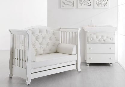 Erbesi Lettino Divanetto Soft è l'ideale per chi è alla ricerca di uno stile classico e romantico. Erbesi da sempre utilizza solo materiali pregiati Made In Italy per garantire il benessere del bambino dalla sua nascita. Il lettino divanetto Soft è caratterizzato da un design raffinato con particolare cura e attenzione per i dettagli. Il lettino accompagnerà io bebè durante la sua crescita, infatti può essere trasformato in seguito in un elegante divanetto.