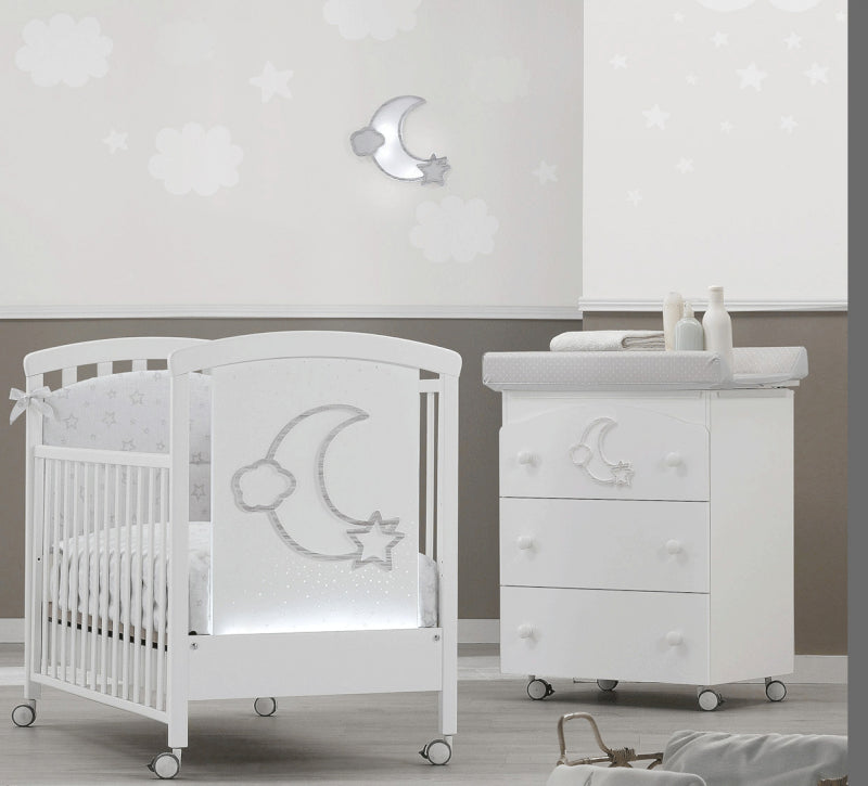 Erbesi Lettino Moon è stato progettato e realizzato per garantire il benessere del tuo bambino. Erbesi da sempre si prende cura dei più piccoli utilizzando solo prodotti Made In Italy. Il lettino Moon grazie alle luci e al grazioso decoro in rilievo creeranno un atmosfera magica.