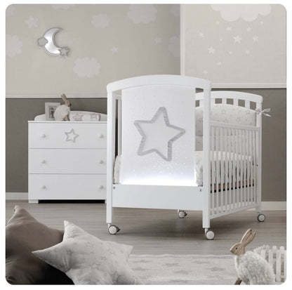 Erbesi Lettino Star è pensato e realizzato per il benessere del tuo bambino. Erbesi da sempre si prende cura dei più piccoli utilizzando solo prodotti 100% Made In Italy.  La culla Star grazie alle luci presenti sul pannello in plexiglas e all'adorabile decorazione in rilievo della stella regaleranno un'atmosfera magica e rilassate, dove rilassarti o giocare.