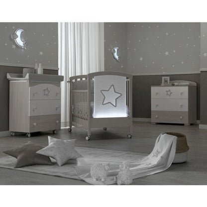 Erbesi Lettino Star è pensato e realizzato per il benessere del tuo bambino. Erbesi da sempre si prende cura dei più piccoli utilizzando solo prodotti 100% Made In Italy.  La culla Star grazie alle luci presenti sul pannello in plexiglas e all'adorabile decorazione in rilievo della stella regaleranno un'atmosfera magica e rilassate, dove rilassarti o giocare.